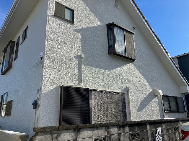甲府市のモルタル外壁の邸宅を、ひび割れ追従能力が高い微弾性塗料で３回塗りで圧倒的な長寿命！